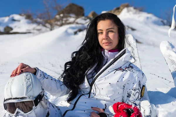 Vrouwelijke skiër met helm genieten van de warme zon — Stockfoto