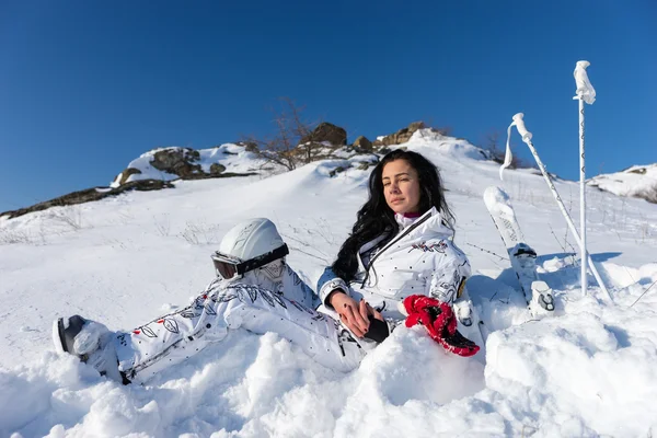 女滑雪者用头盔享受温暖的阳光下 — 图库照片