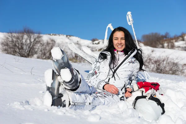 Feminino Skier Sentado e desfrutando da luz do sol quente — Fotografia de Stock