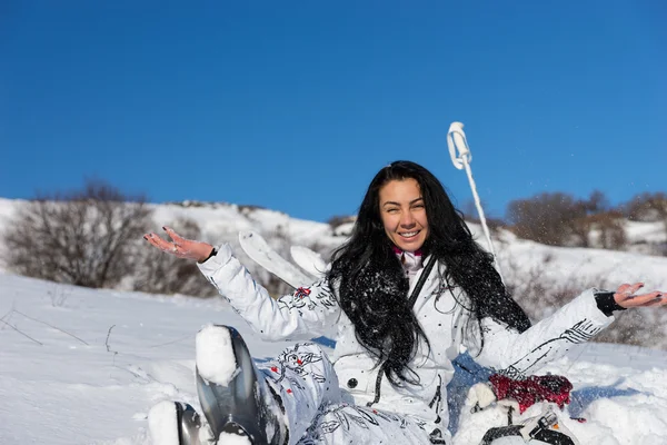 女子滑雪运动员与开放武器享受温暖阳光 — 图库照片