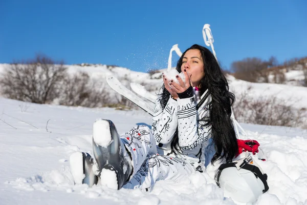 Feminino Skier Sentado e desfrutando da luz do sol quente — Fotografia de Stock