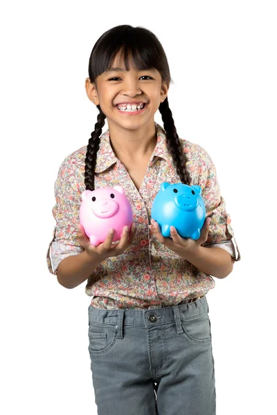 Glad liten asiatisk tjej med spargris — Stockfoto