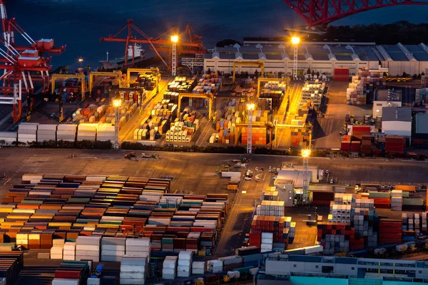 Industriehafen mit Containern — Stockfoto