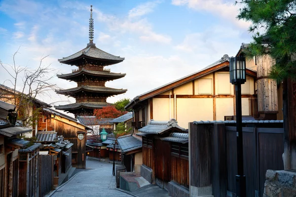 Pagoda de Yasaka y la calle Sannen Zaka por la mañana — Foto de Stock