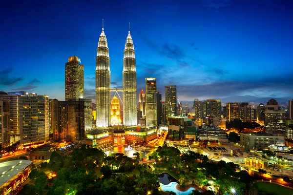 Bovenaanzicht van Kuala Lumper skyline bij schemering — Stockfoto