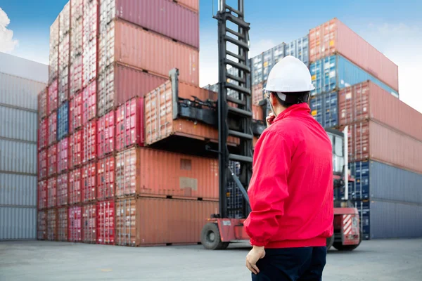 Foreman besturingselement laden van Containers vak — Stockfoto