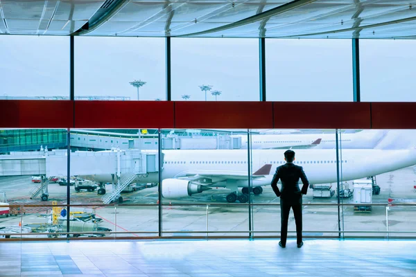 Hombre de negocios en el aeropuerto — Foto de Stock