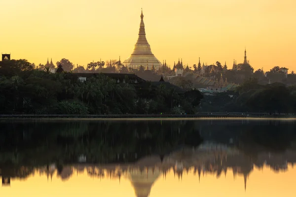 Shwedagon Pagoda at dusk — Stock Photo, Image