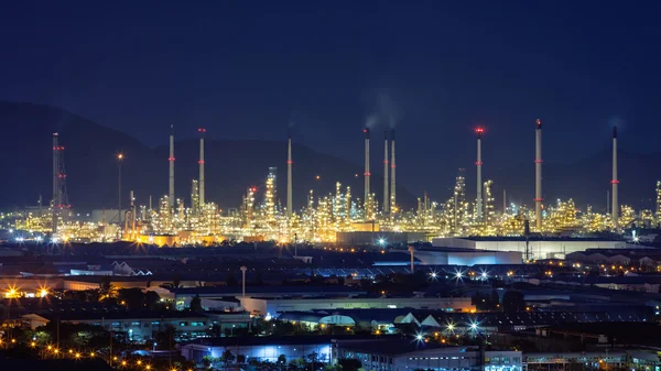 Gelände der Raffinerie in der Nacht — Stockfoto