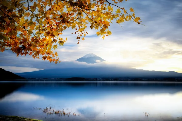 ภูเขาไฟฟูจิที่มีใบไม้เปลี่ยนสีที่ทะเลสาบคาวากุจิ — ภาพถ่ายสต็อก