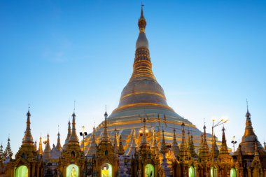 Shwedagon Pagoda alacakaranlıkta