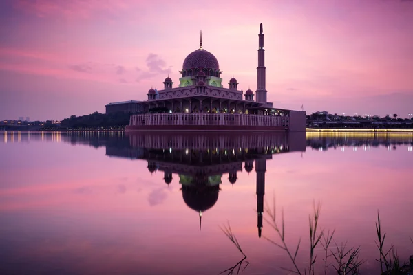 Mosquée Putra au lever du soleil avec réflexion — Photo