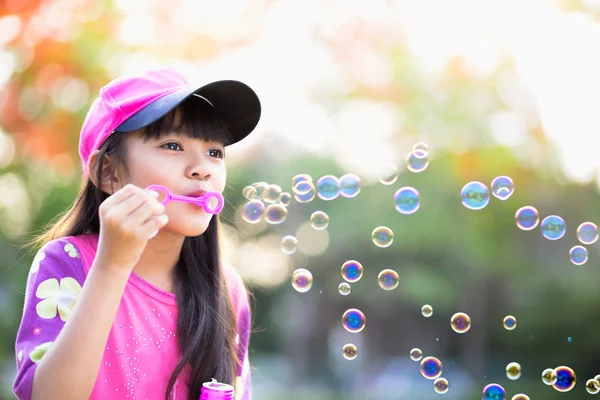 Bolle di sapone che soffiano — Foto Stock