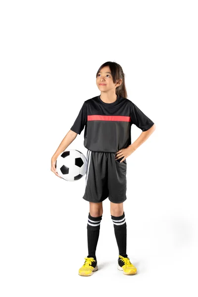 Giovane ragazza asiatica tenendo palla da calcio — Foto Stock