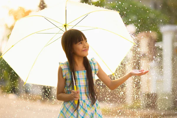 Jeune fille asiatique sous la pluie — Photo