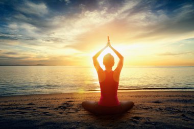 Siluet Genç kadın yoga yapıyor.