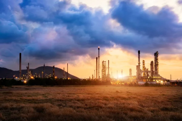 Oil refinery at sunrise — Stock Photo, Image