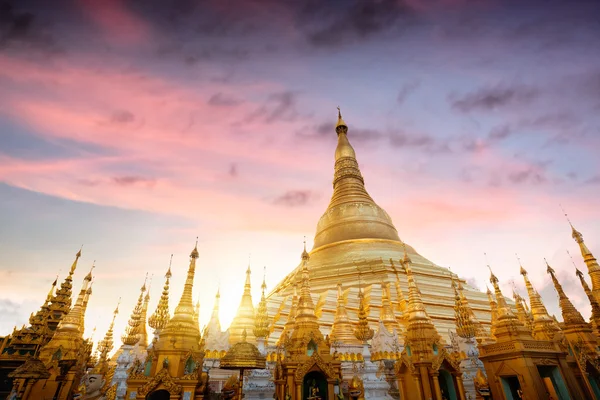 Shwedagon pagoda at sunset — Stock Photo, Image
