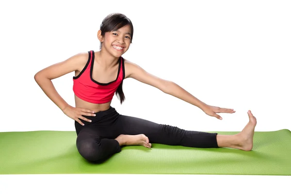 Piccola ragazza asiatica si siede in una posa meditazione — Foto Stock