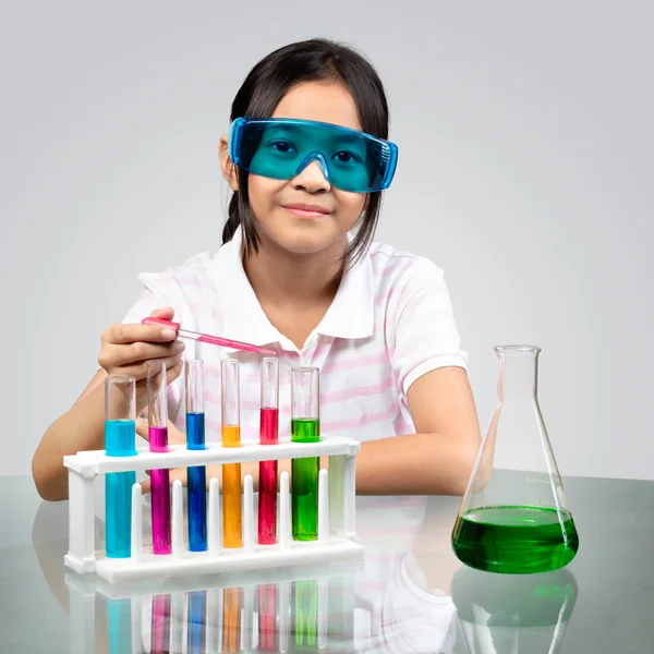 Ασιατικές κορίτσι κάνει επιστήμη — Φωτογραφία Αρχείου