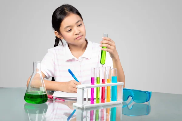 Pequeña chica asiática está haciendo ciencia — Foto de Stock