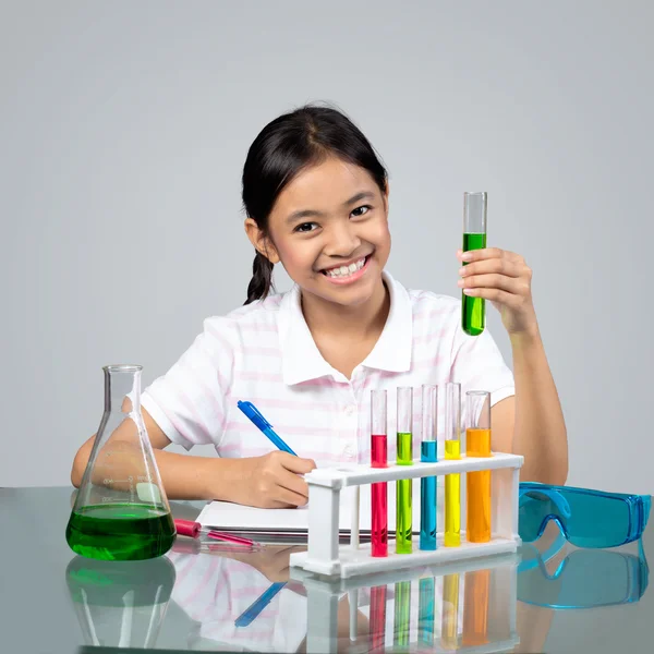 Pequeña chica asiática está haciendo ciencia — Foto de Stock