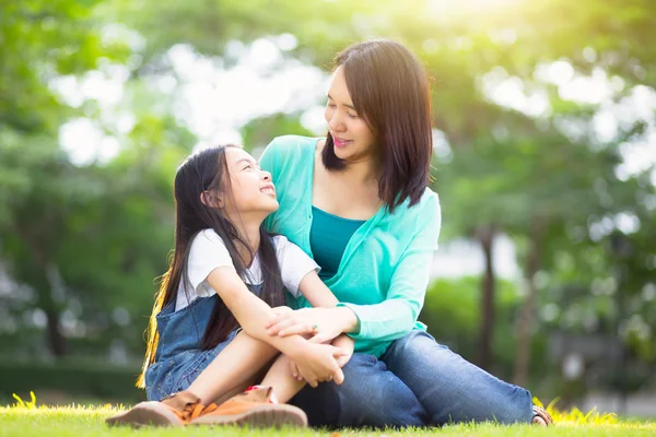 Glad ung mamma med sin dotter — Stockfoto