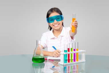 Küçük Asyalı kız bilim yapıyor