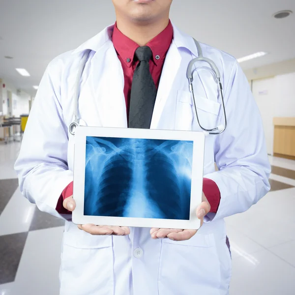 Doctor holding tablet computer — Stock Photo, Image