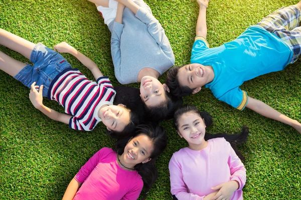 Kind auf Gras liegend — Stockfoto