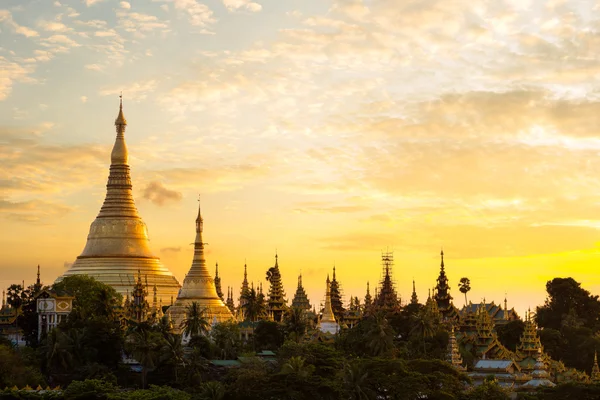 Shwedagon pagoda i solnedgången — Stockfoto