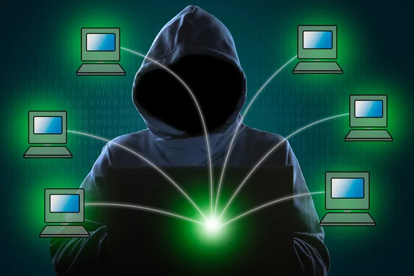 Gesichtsloser Hacker mit Kapuze und anonymen Computernetzwerken — Stockfoto