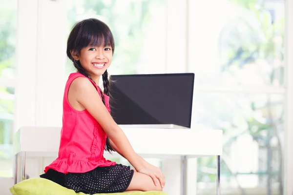 Learning computer at home — Stock Photo, Image