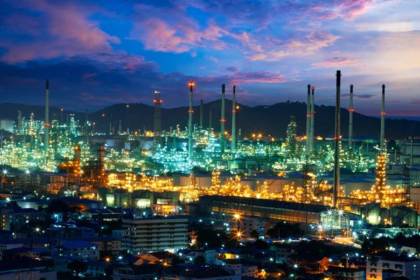 Oil refinery with tube and oil tank — Stock Photo, Image