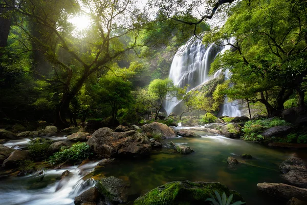 Bergbeek en waterval — Stockfoto