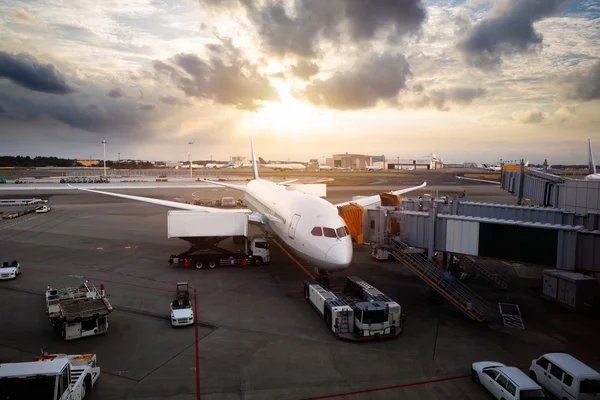 Repülőgép a terminál közelében — Stock Fotó