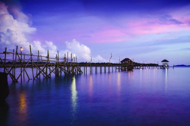 Alacakaranlıktaki tahta köprü Koh Mak, Trat Tayland