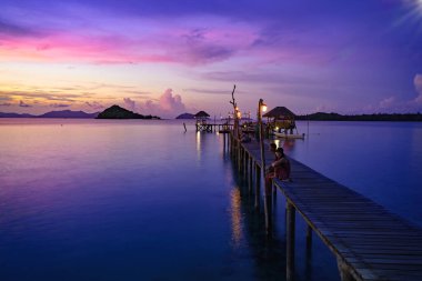 Alacakaranlıktaki tahta köprü Koh Mak, Trat Tayland