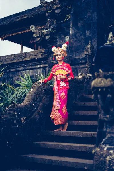 댄서가 인도네시아 발리의 사원에서 있습니다 — 스톡 사진