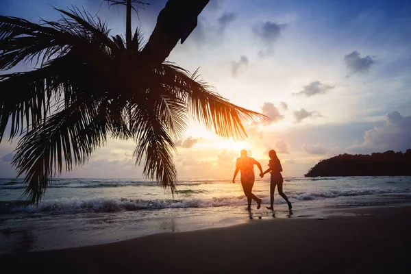 Teenage Pár Běží Pláži Při Západu Slunce Kut Thajsko — Stock fotografie