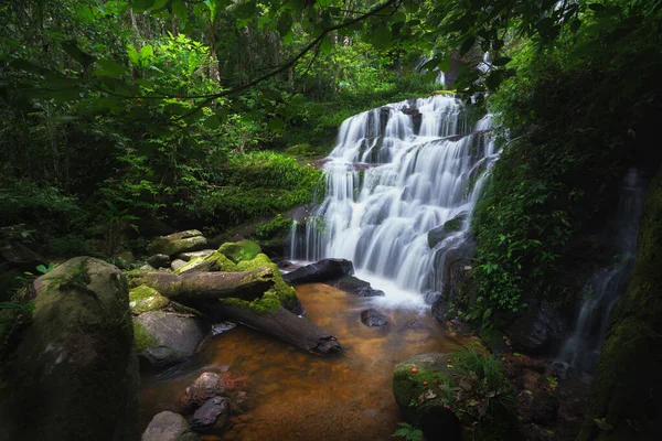 Cascada Mhan Daeng Bosque Profundo Tailandia — Foto de Stock