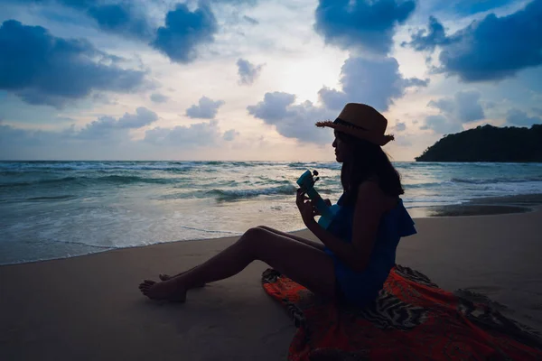 Silhouette Έφηβος Κορίτσι Παίζει Ukulele Στην Παραλία — Φωτογραφία Αρχείου