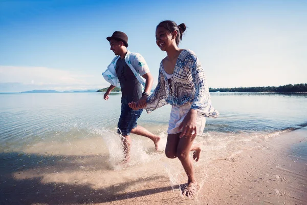 Азиатская Девочка Подросток Мальчик Бегут Пляжу Мак Таиланд — стоковое фото