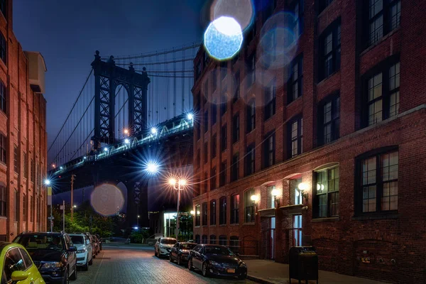 Ponte Manhattan Visto Uno Stretto Vicolo Racchiuso Due Edifici Mattoni — Foto Stock