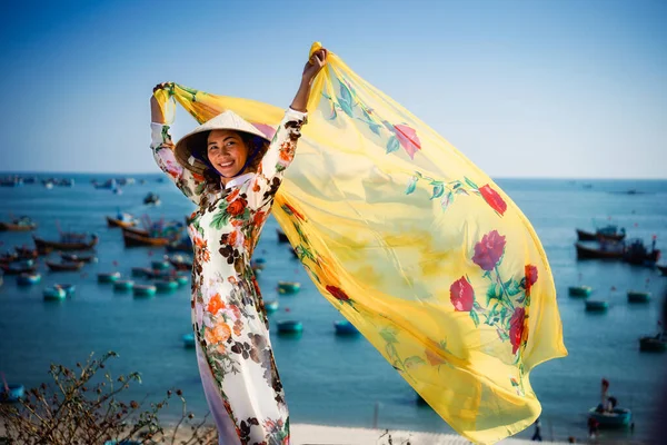 Vietnamita Signora Con Dai Vietnam Abito Tradizionale Cappello Conico Aspettare Foto Stock