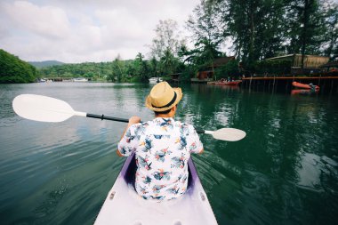 Nehirde turist kanosu