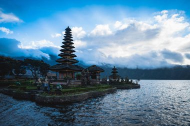 Pura Ulun Danu Bratan, Bratan Gölü 'ndeki Hindu tapınağı, Endonezya' nın Bali kentindeki ünlü turistik merkezlerden biri.