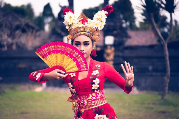 Uma Jovem Dançarina Bali Está Realizando Dança Ramayana Templo Bali — Fotografia de Stock