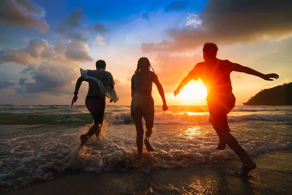 Друзі Грають Пляжі Кут Таїланд — стокове фото