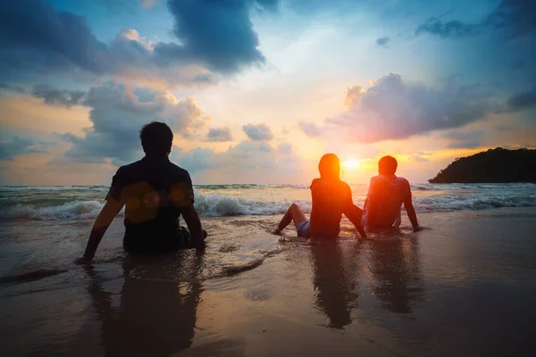 Silhuett Grupp Vänner Avkoppling Strand Medan Solnedgången Koh Kut Thailand — Stockfoto